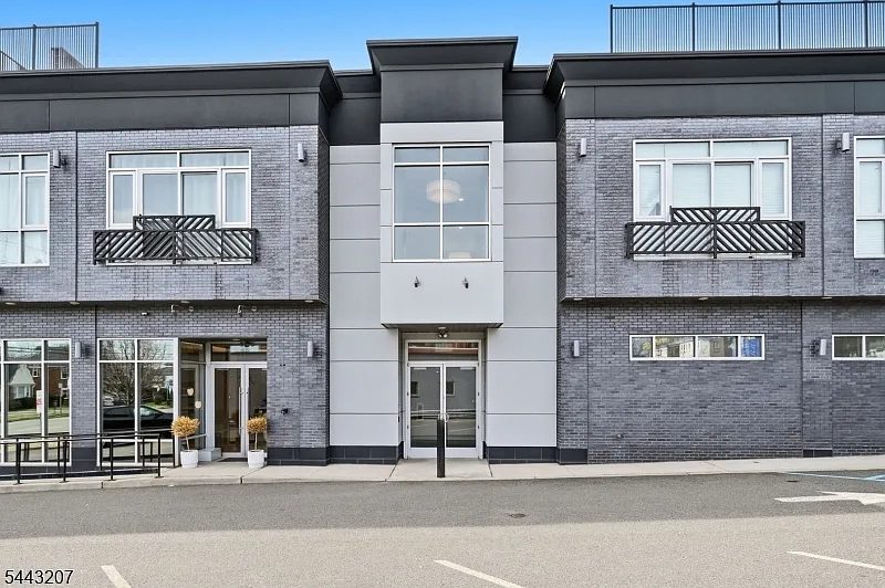 1 bed, 1.0 bath, $2,550 — Photo 2