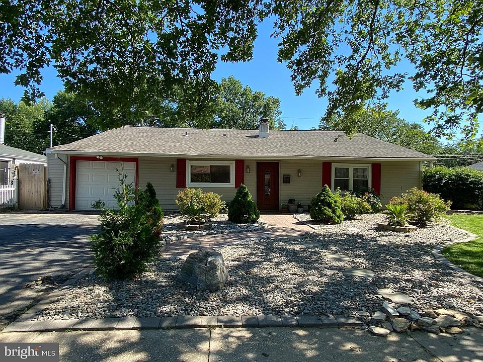 1st image of 55 Chaucer Dr
