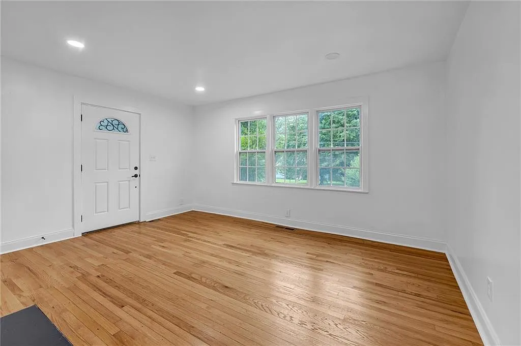 3 bed, 2.0 bath, 1178 sqft, $2,500 — Photo 4