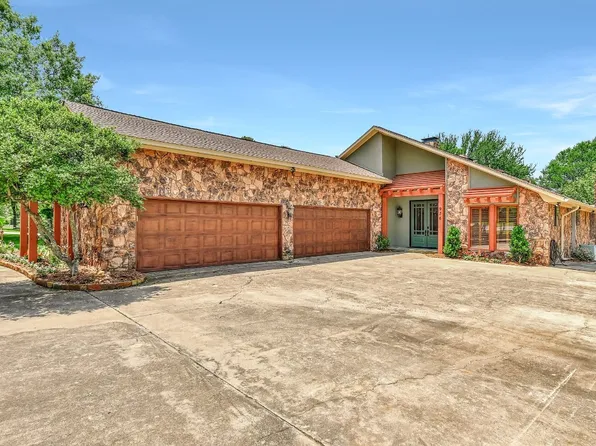 936 Kiowa Dr E, Lake Kiowa, TX 76240