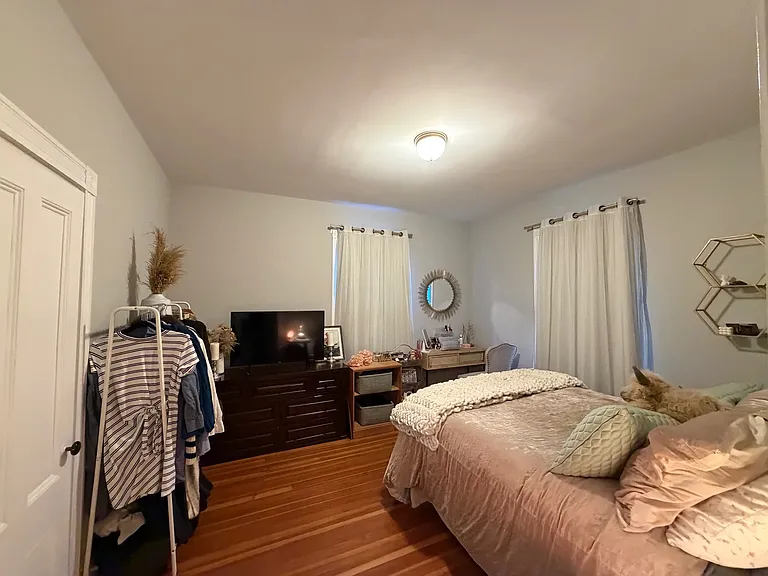 14 Cleveland St — Photo 11