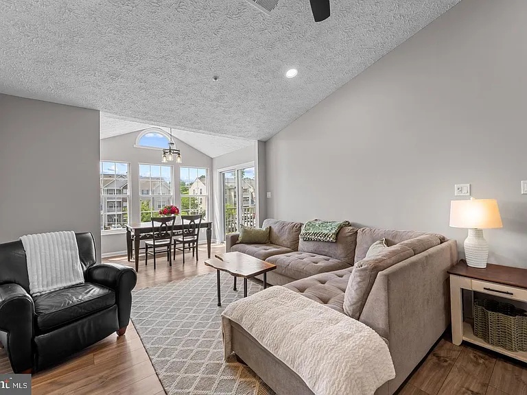 5601 Avonshire Pl #M — Photo 3