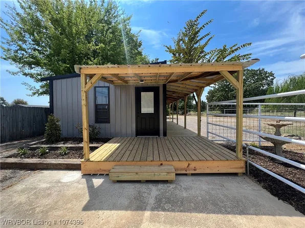 1703 S McKenna St, Poteau, OK 74953