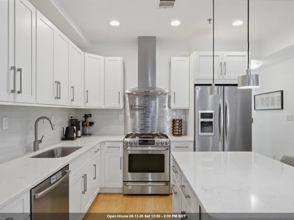 838 Park Avenue image 1 of 24