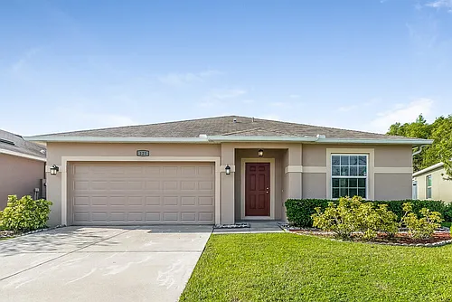 121 Daigledog St Photo 1