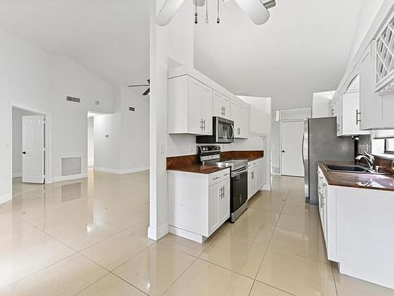 2nd image of 5421 Helene Cir