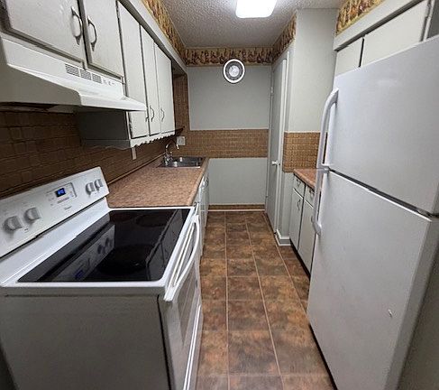2nd image of 3105 Heritage Dr APT 6