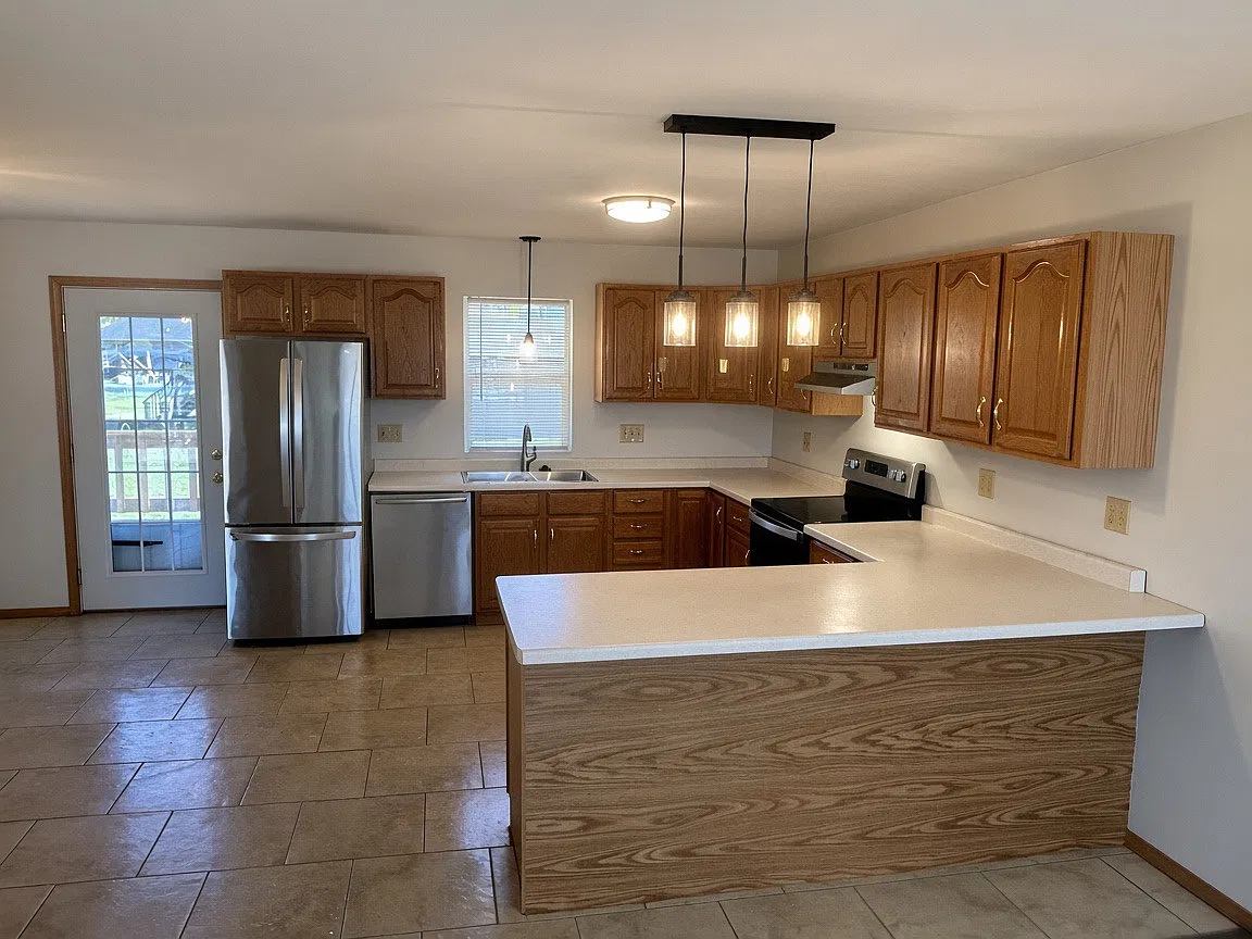 3 bed, 1606 sqft, $2,050 — Photo 3