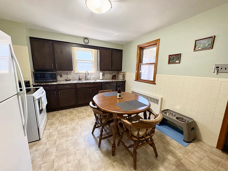 182 Roosevelt St — Photo 9