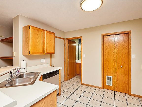 4th image of 1015 68th St Unit 6