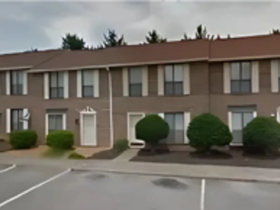 900 Stratford Cir NW