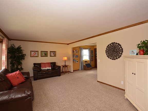 3rd image of 157 Laurel Dr S