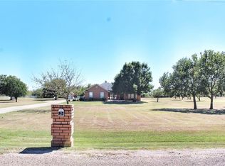 824 Quail Park Ln, Cleburne, TX 76031
