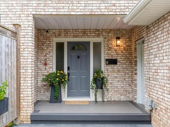 12 Woods End, Brantford, ON N3R 6M8