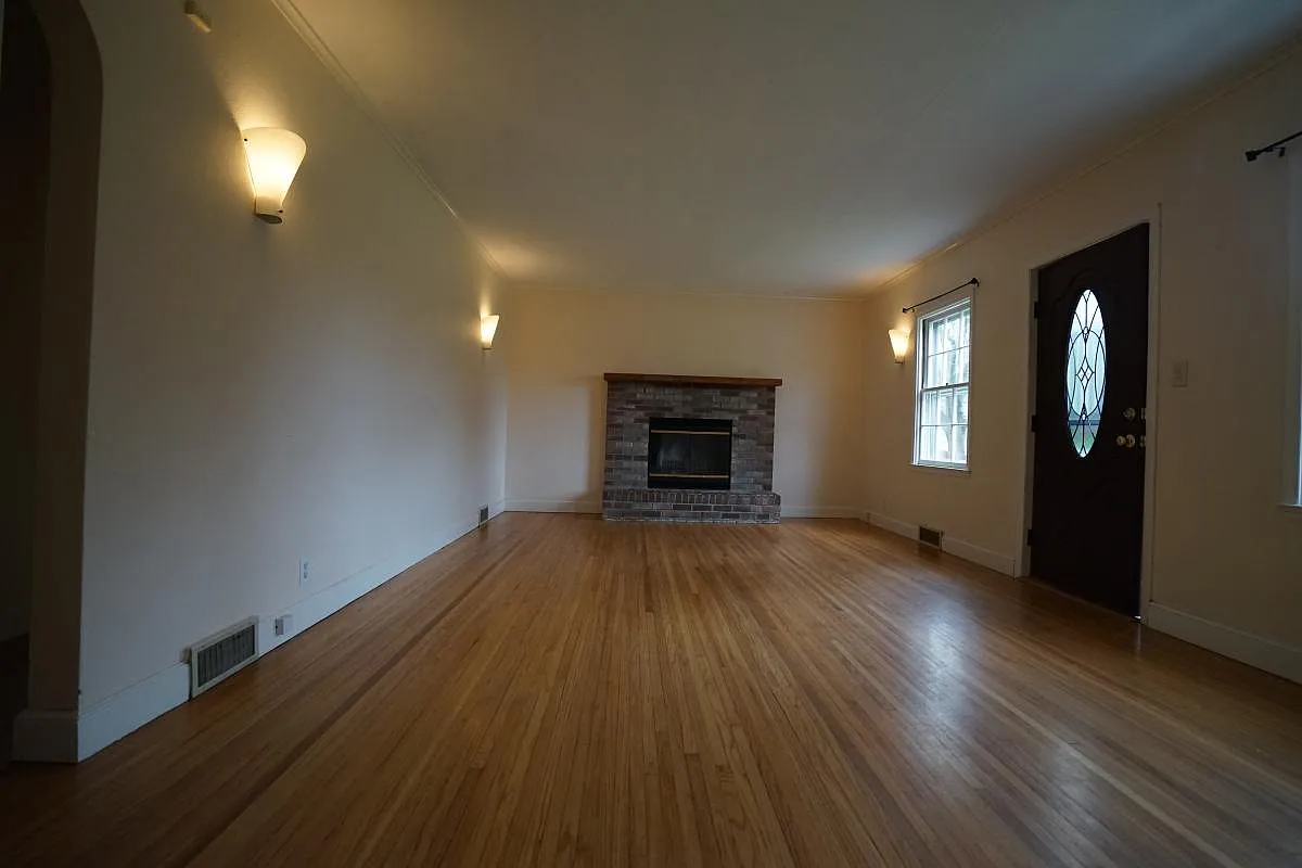Guilford Road, Rockford — Photo 3