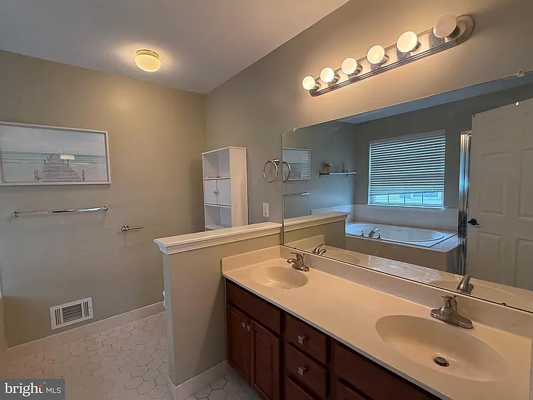 233 Fountayne Ln — Photo 22