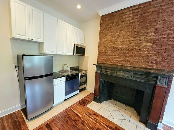 3rd image of 494 Hudson St APT 3