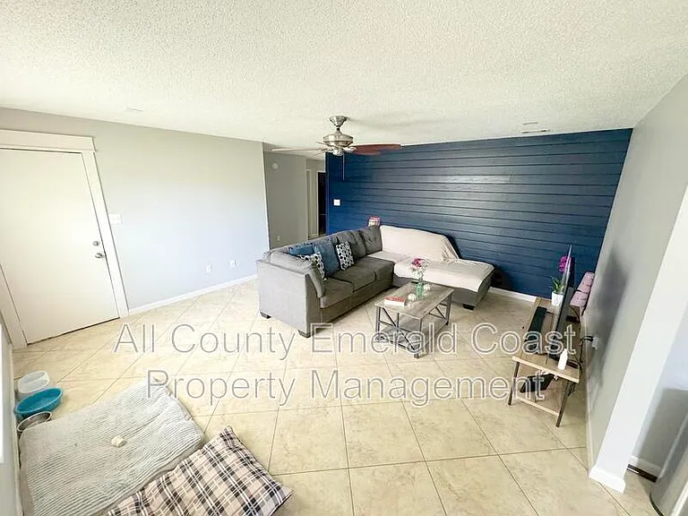 915 Emily Cir — Photo 6