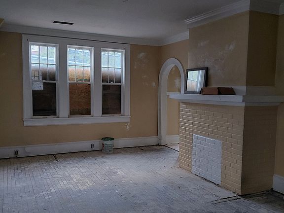 4th image of 1925 Napier Ave