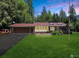 592 Sprague Valley Dr, Maple Falls, WA 98266