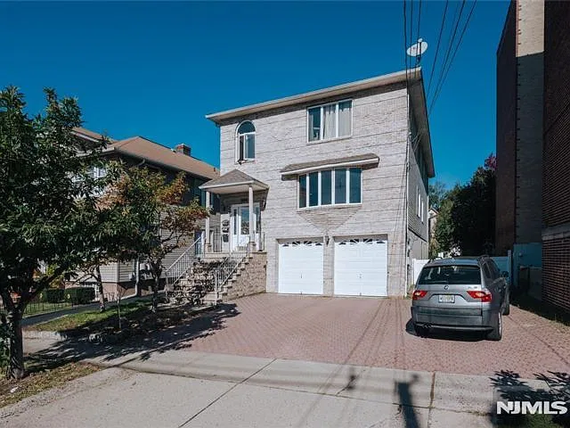 551 2nd Ave — Photo 2