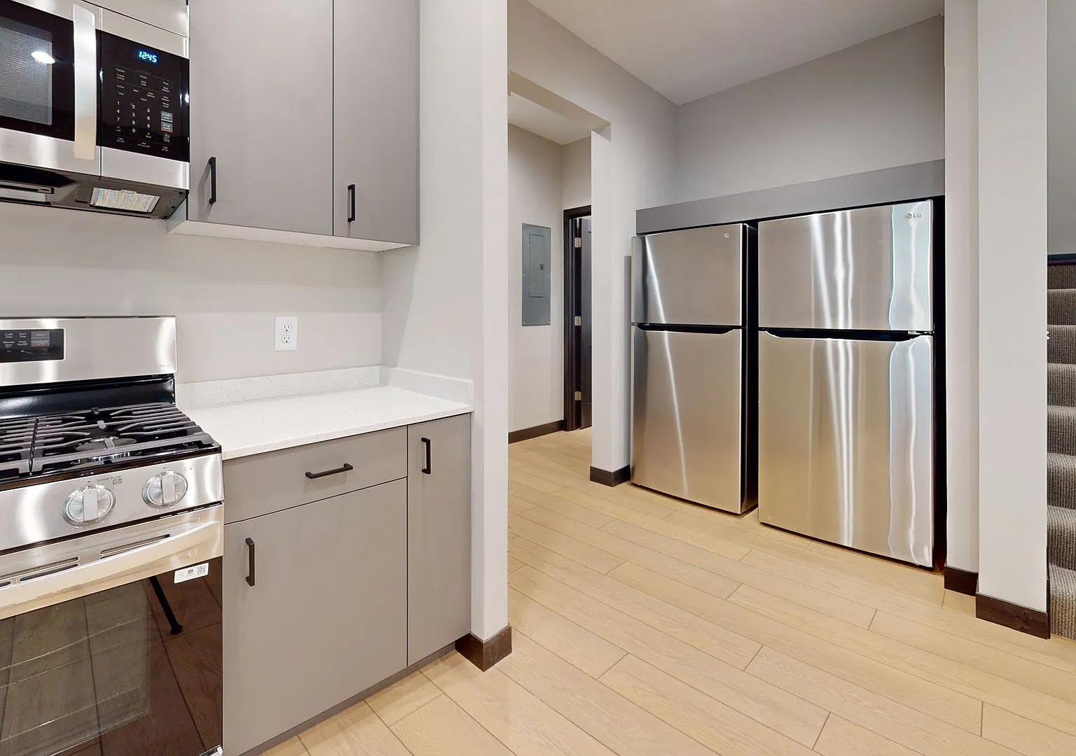 Modern 8-bedroom 3-bath house close to U of M Campus — Photo 1