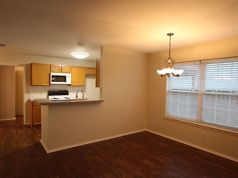 408 Redbud Cir — Photo 5