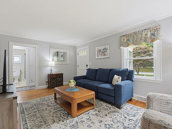 5th image of 24 Oak St
