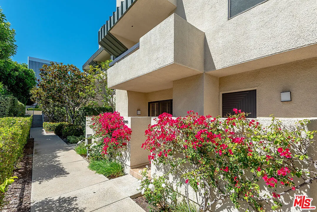 2 bed, 2.5 bath, 2372 sqft, $8,200 — Photo 1