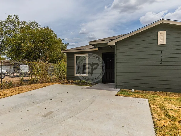 1914 Herring Ave — Photo 2