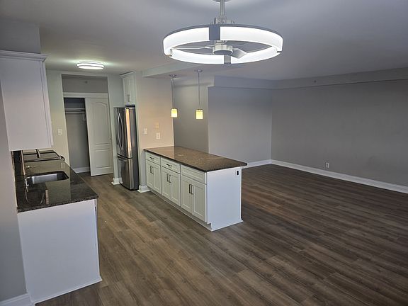 5th image of 60 Parkway Dr E APT 8F