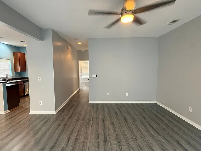 194 Avonshire Dr — Photo 10