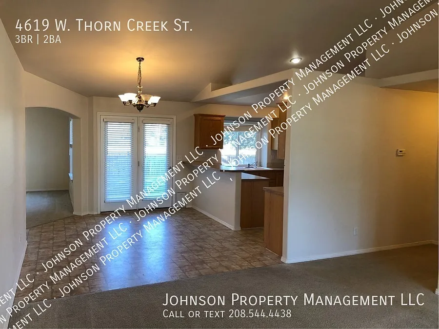 Spacious Meridian Home with 3-Car Garage & Fenced Yard. — Photo 3