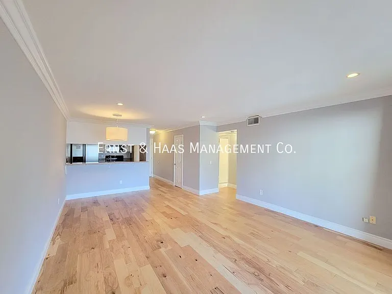 421 W 6th St #103 — Photo 5