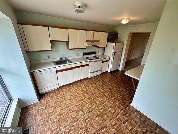 3rd image of 138 Cedar Ct