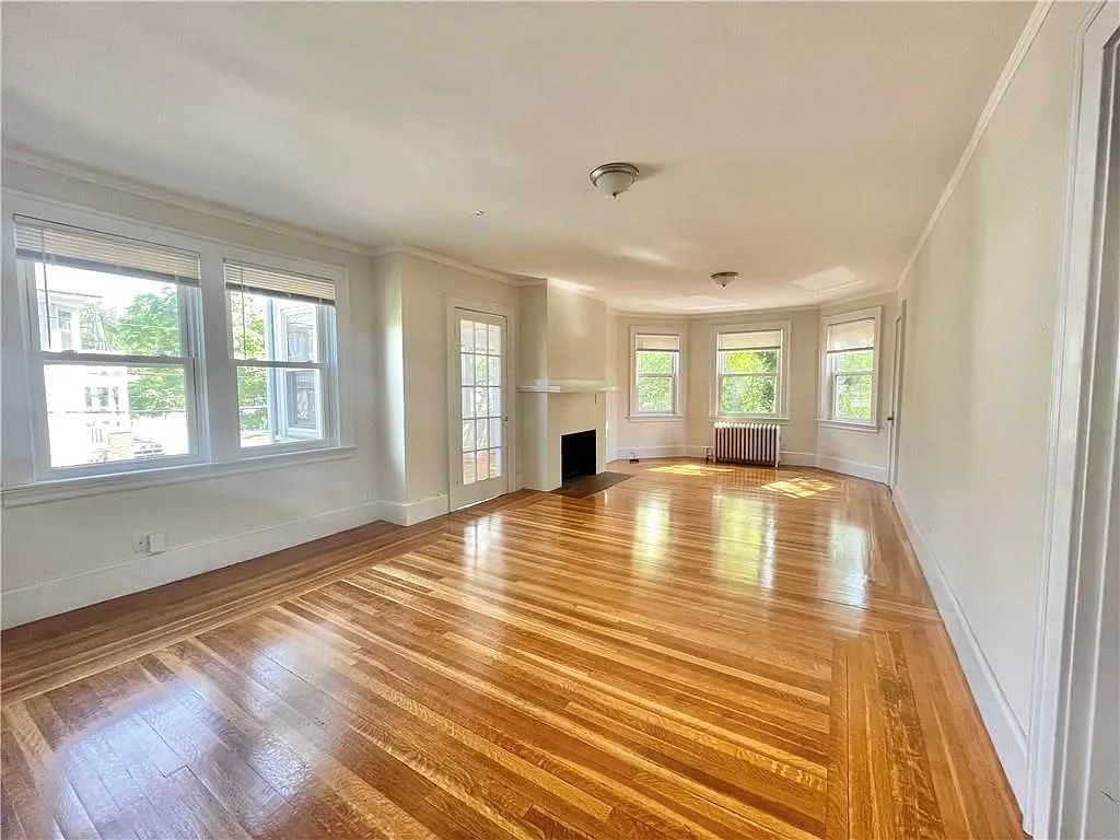 3 bed, 1.0 bath, 1359 sqft, $2,600 — Photo 2