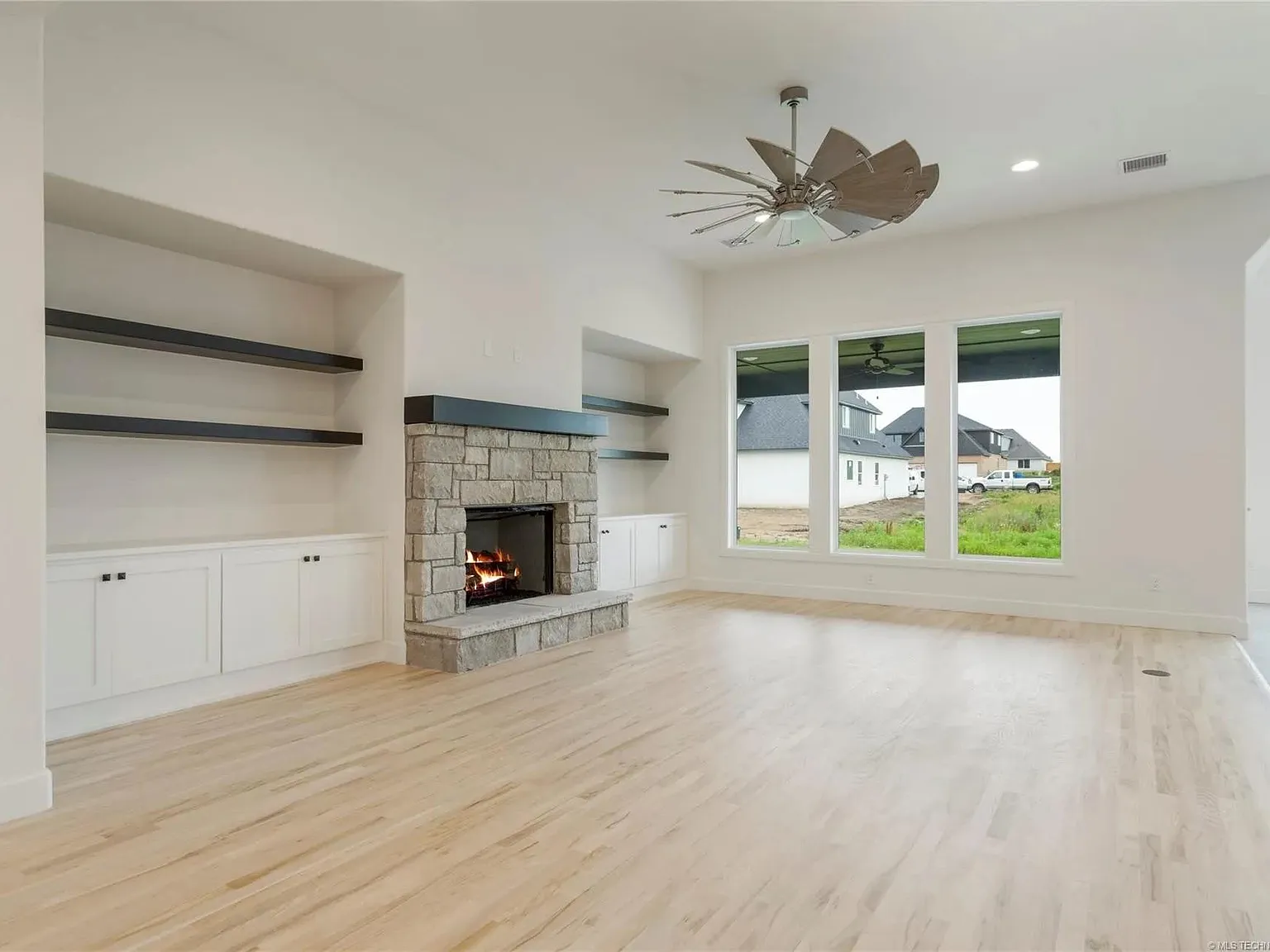 3 bed, 2.5 bath, 2500 sqft, $3,450 — Photo 2