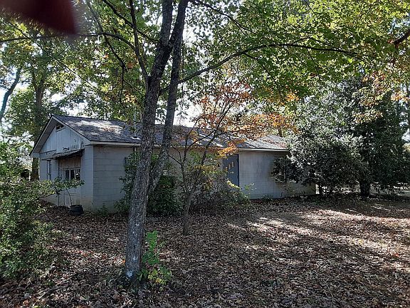 Block building shop easily converted to guest house or mother-in-law Suite