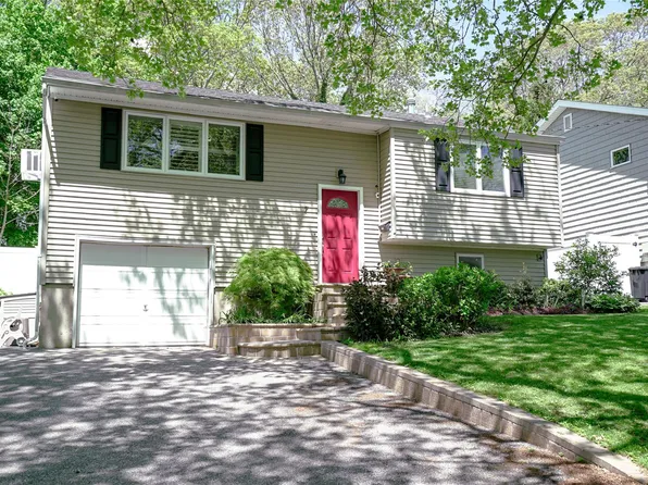 7 Penny Drive, Huntington Station, NY 11746