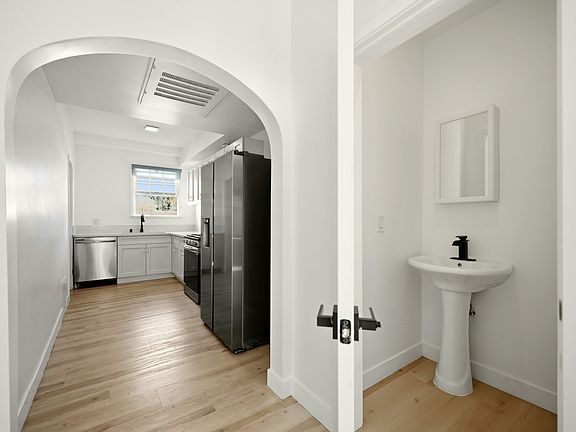 4th image of 1524 N Sycamore St #7