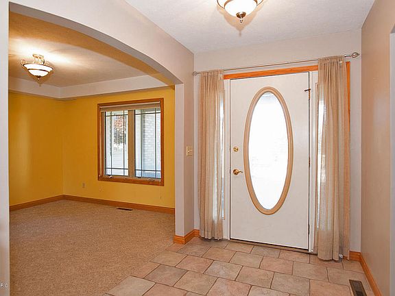 5th image of 130 Sterling Ct