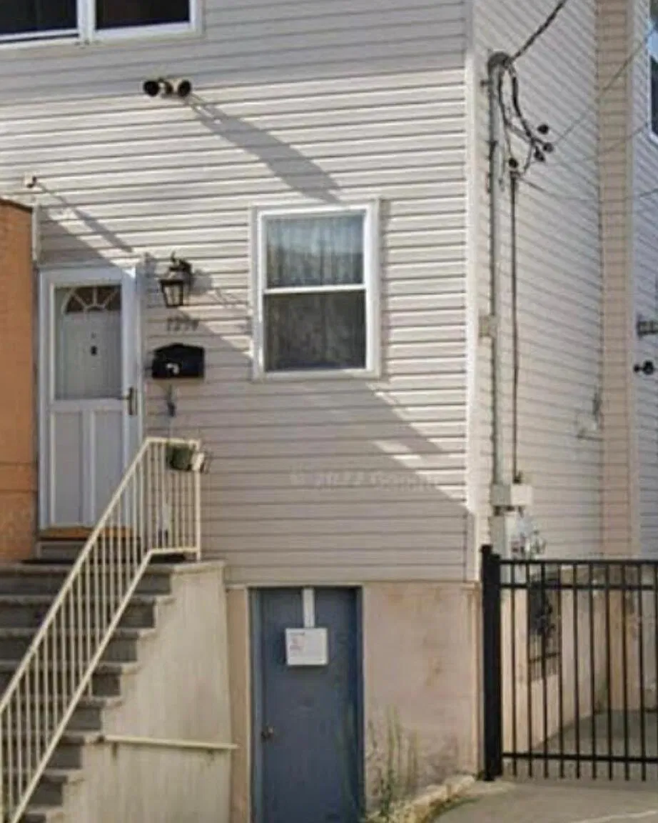 2 bed, 1.0 bath, 3465 sqft, $2,300 — Photo 1