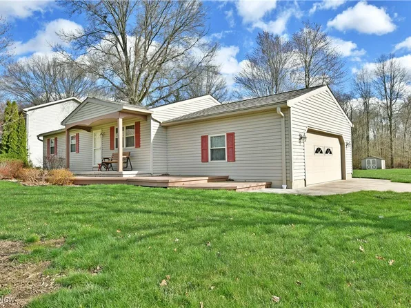 2499 Edgewater Dr, Cortland, OH 44410
