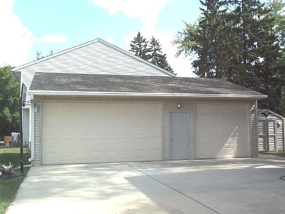 2 1/2 car garage