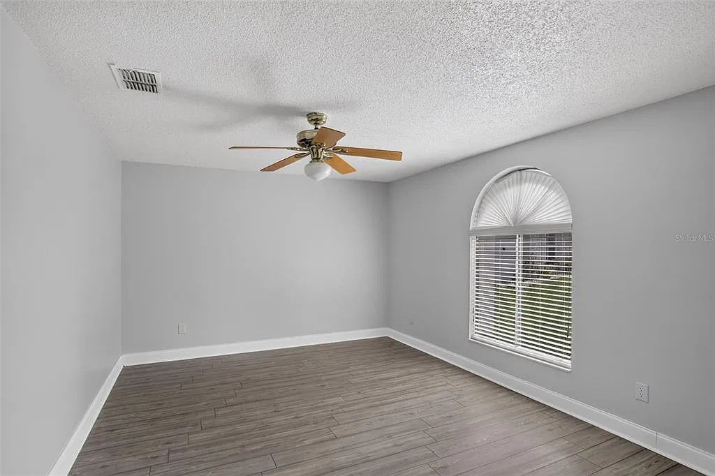 4 bed, 2.0 bath, 1889 sqft, $2,250 — Photo 3
