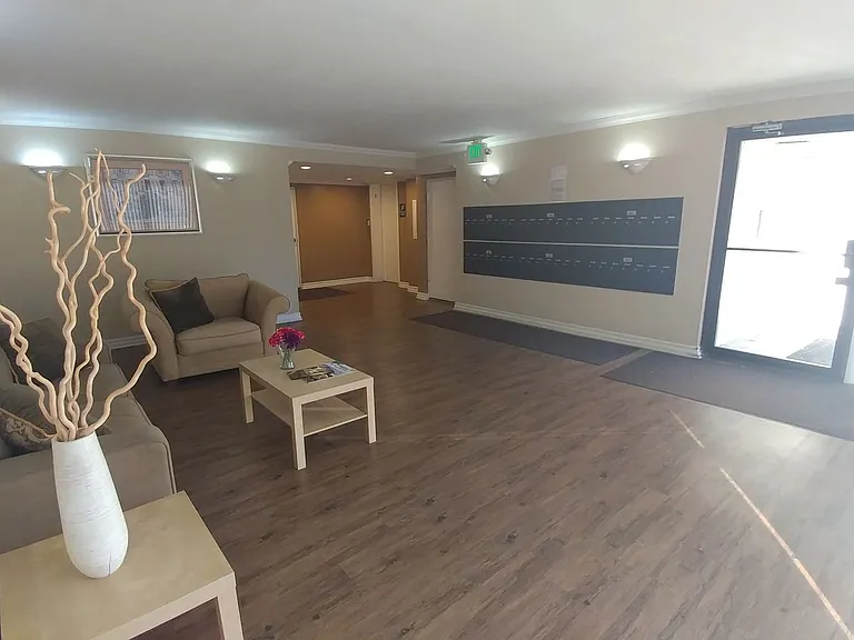 Chateau Lamont Apartments — Photo 21