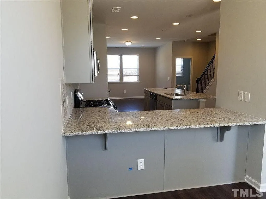 3 bed, 3.5 bath, 1700 sqft, $1,995 — Photo 3