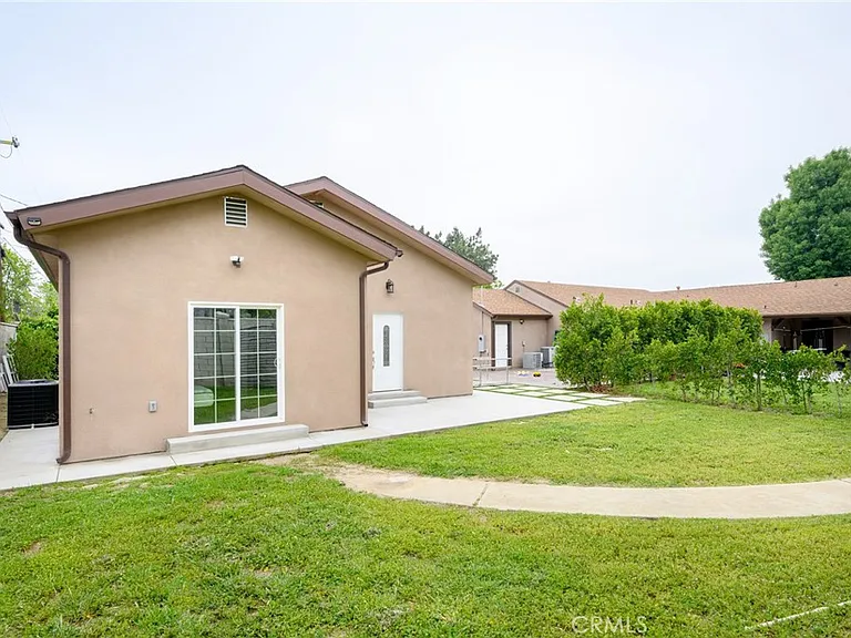 8806 Enfield Ave — Photo 18