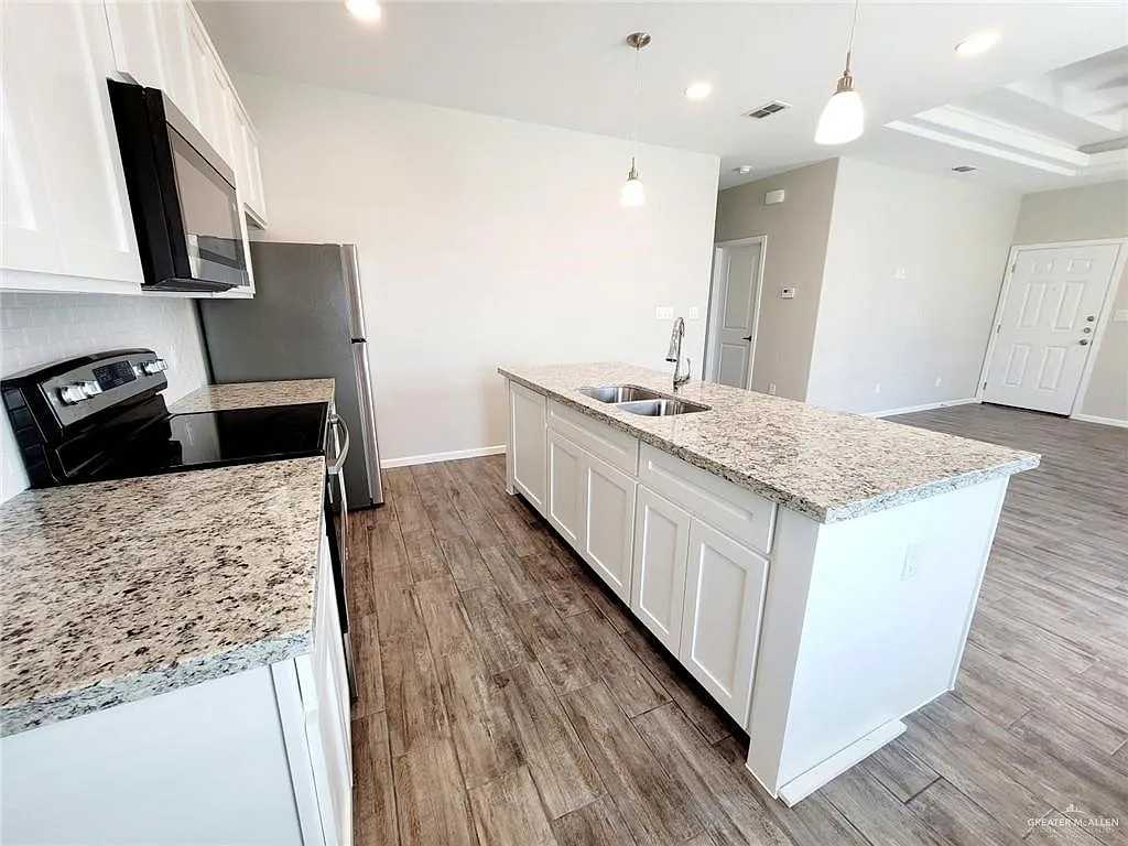 3 bed, 2.0 bath, 1090 sqft, $1,150 — Photo 3
