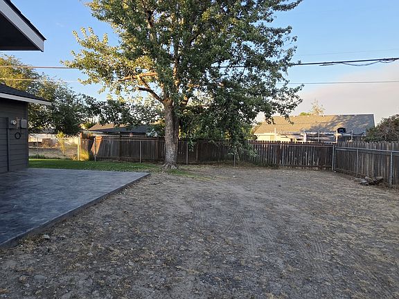 4th image of 611 N Crestview Dr